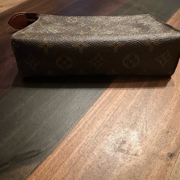 Louis Vuitton Toiletry 19 - Picture 4 of 6